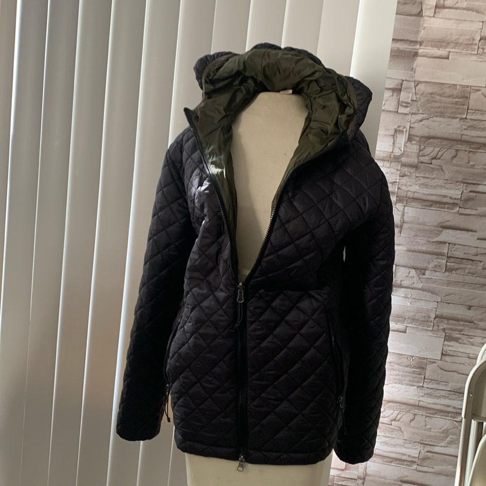 This jacket is doble use black and olive green is so soft very light jacket .